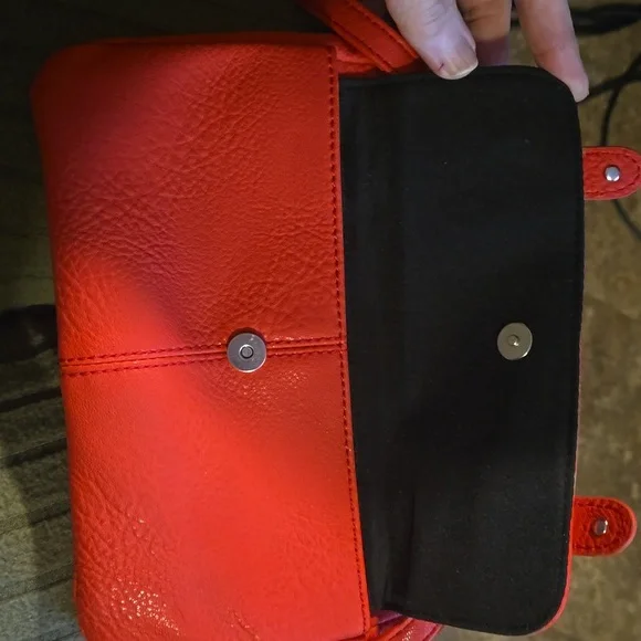 Small red kenneth cole crossbody purse - Picture 3 of 4